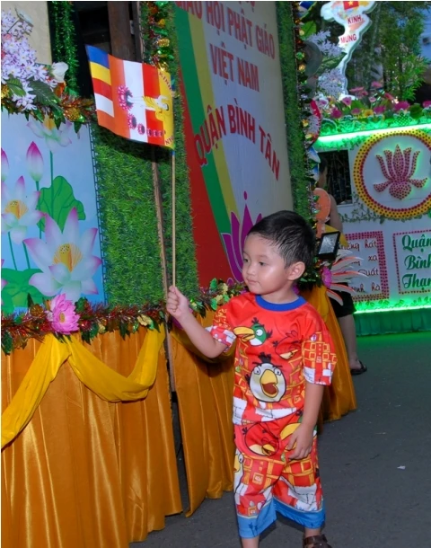 TP.HCM: Rực rỡ xe hoa diễu hành mừng Phật đản ảnh 7 baotoanxehoa08.JPG