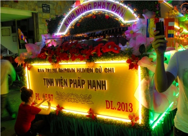 TP.HCM: Rực rỡ xe hoa diễu hành mừng Phật đản ảnh 9 baotoanxehoa11.JPG