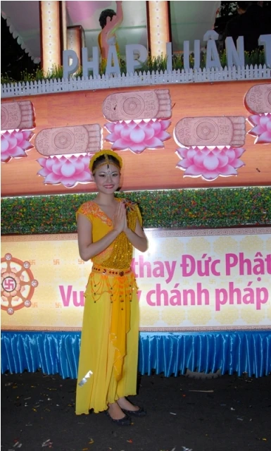 TP.HCM: Rực rỡ xe hoa diễu hành mừng Phật đản ảnh 13 baotoanxehoa15.JPG