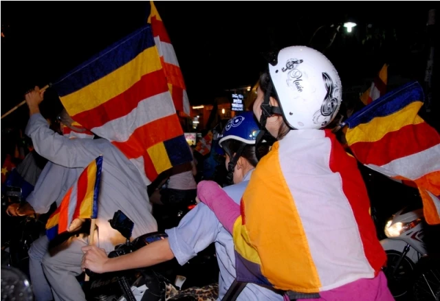 TP.HCM: Rực rỡ xe hoa diễu hành mừng Phật đản ảnh 17 baotoanxehoa24.JPG