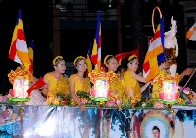 TP.HCM: Rực rỡ xe hoa diễu hành mừng Phật đản ảnh 26 baotoanxehoa34.JPG