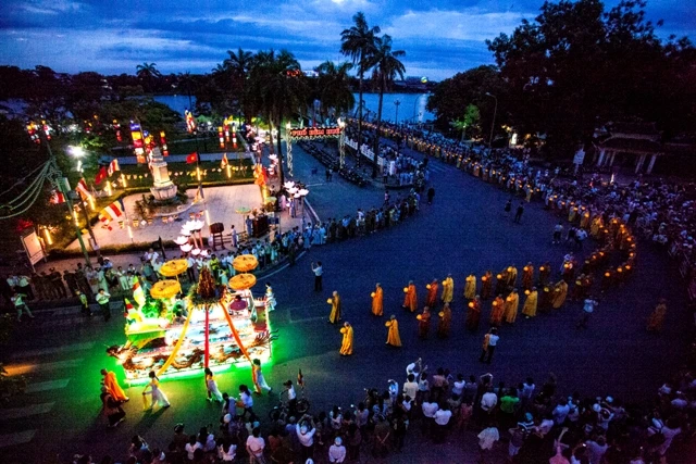 Cố đô Huế: Thiêng liêng lễ rước Phật ảnh 14