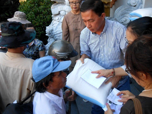 Chùa Phổ Hiền tặng 400 phần quà ảnh 2 anh 3.jpg