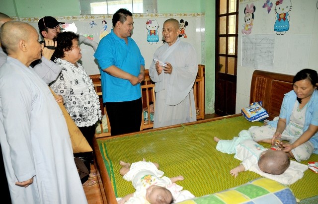 Văn nghệ gây quỹ từ thiện: “Chỉ có tình thương 2” ảnh 5 1- Doan Minh Beo tham mai am chua Quan Chau cua su co Minh Tinhj.jpg