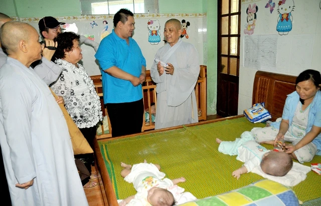 1- Doan Minh Beo tham mai am chua Quan Chau cua su co Minh Tinhj.jpg