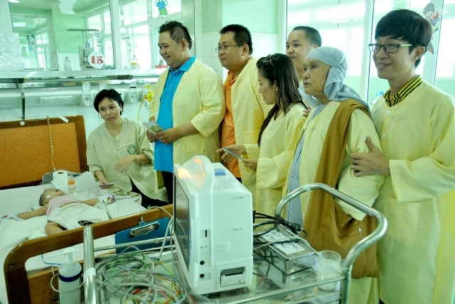 2- minh beo cung nhung nguoi ban tham va tang qua cho cac em tai khoa hoi suc cap cuu BV 600 giuong-q ngu Hanh son.jpg