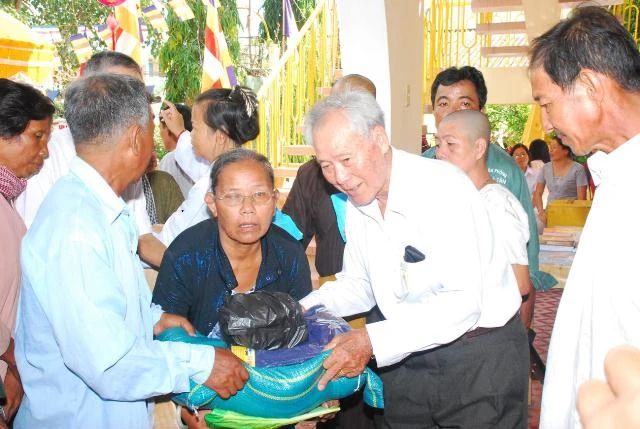 Phßt 1.600 ph_n qua cho ba con nghFo va gia neo =)n.JPG