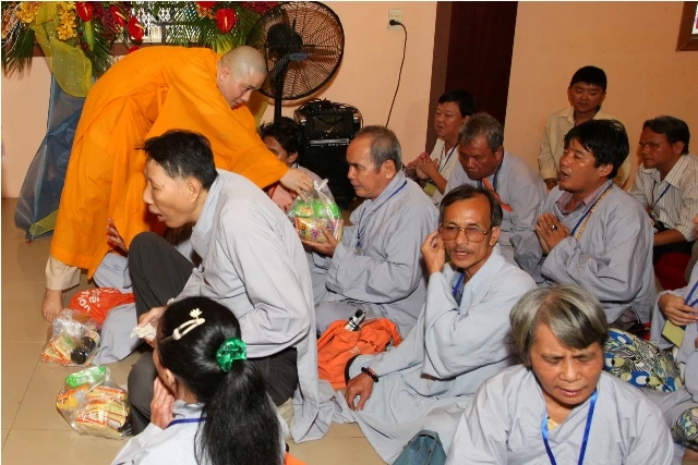 500 bệnh nhân ung bướu, khiếm thị tham gia tắm Phật ảnh 2 benh nhan tam phat2.jpg