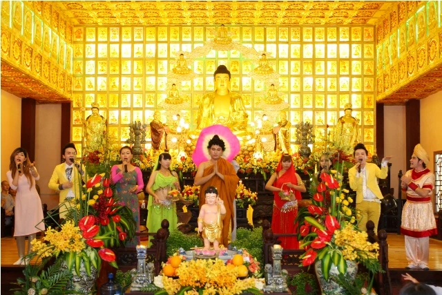 500 bệnh nhân ung bướu, khiếm thị tham gia tắm Phật ảnh 4 benh nhan tam phat4.jpg