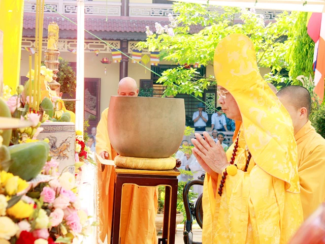 TT-Huế: Trang nghiêm tưởng niệm Bồ-tát Quảng Đức ảnh 11