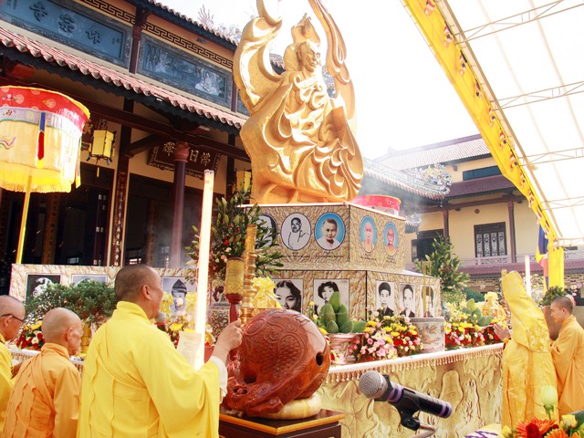 TT-Huế: Trang nghiêm tưởng niệm Bồ-tát Quảng Đức ảnh 12