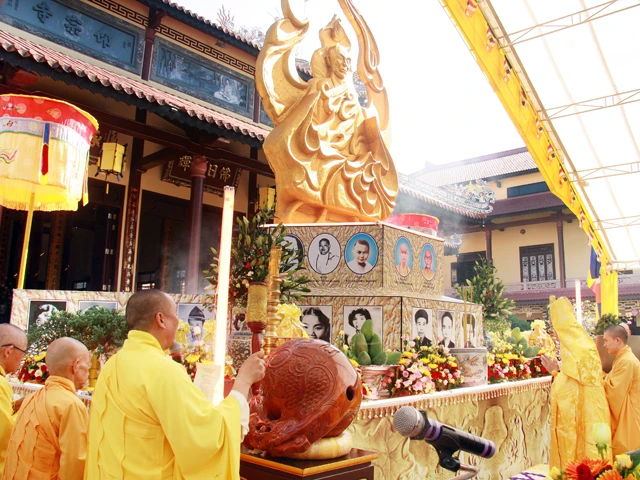 TT-Huế: Trang nghiêm tưởng niệm Bồ-tát Quảng Đức ảnh 12