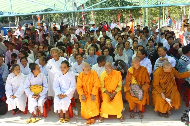 Tượng Phật Di Lặc trên núi Cấm đạt kỷ lục châu Á ảnh 2 vugiang03.JPG