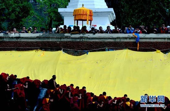 Chùa Tháp Nhĩ cử hành nghi thức "Phơi Đại Phật" ảnh 5 h5.jpg