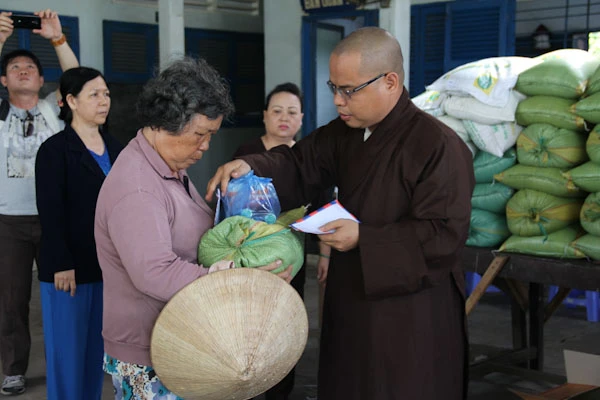 Tịnh thất Trúc Lâm tặng quà bệnh nhân phong ảnh 1 Picture_022_9_708354345.jpg