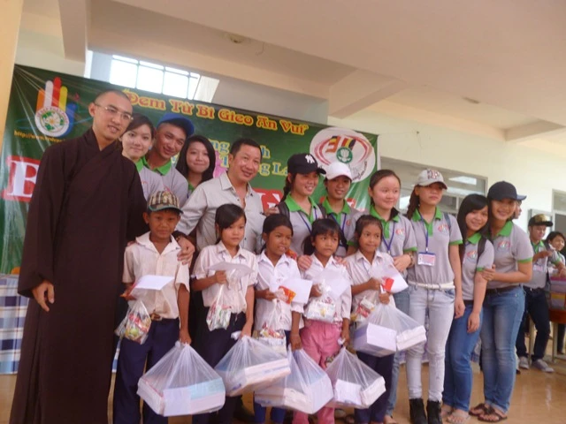 -- Thfch NguyOn H_ c·ng cßc thanh viOn h_i trao qua va ch_p h_nh l²u ni_m v_i cßc em.JPG