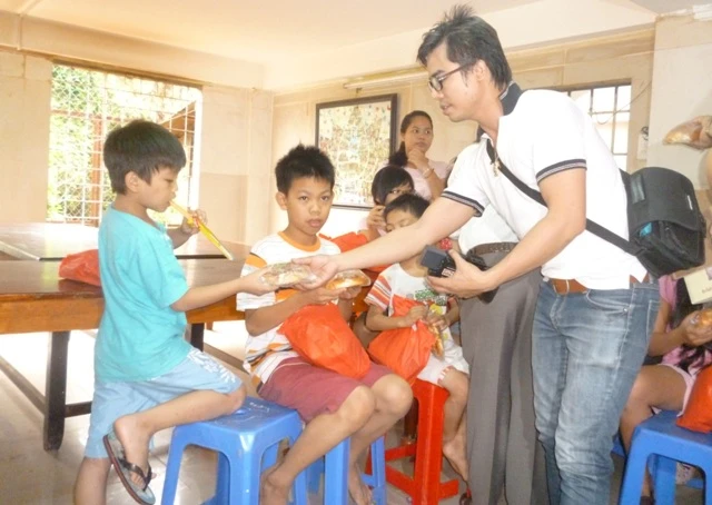 Ba chương trình thiện nguyện trong ngày 1-6 ảnh 3 MC Ph_m Tân phát quà cho các em.JPG