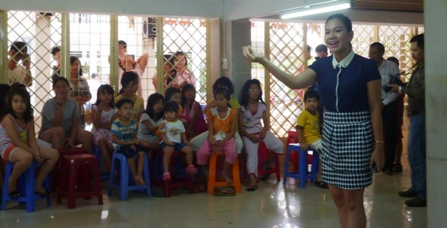 Ba chương trình thiện nguyện trong ngày 1-6 ảnh 4 MC Xuân Hi_u giao l_u v_i các em nh_.JPG