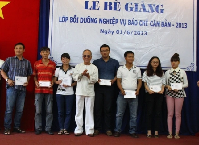 Bế giảng lớp nghiệp vụ báo chí căn bản 2013 ảnh 1 Nhu danh.JPG