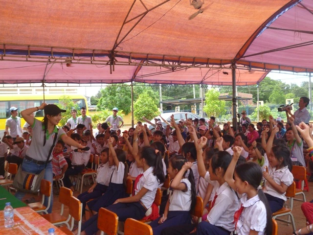 Thanh viOn H_i sinh ho_t v_i cßc em.JPG