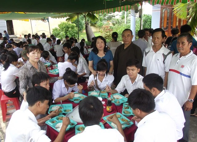 com mien phi cho thi sinh.JPG