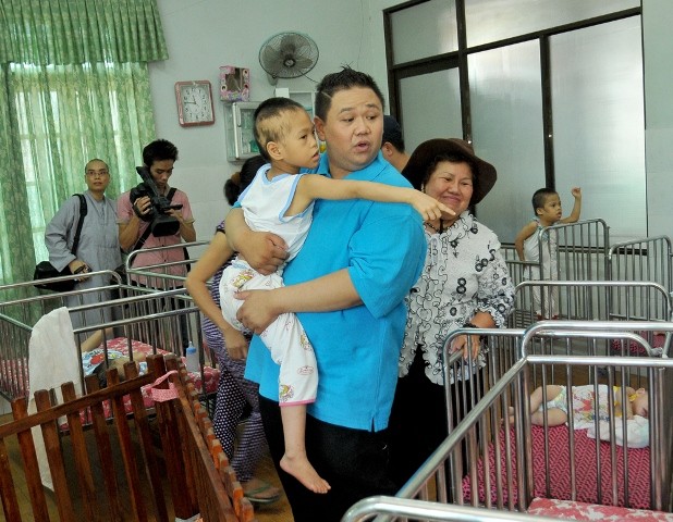 Nơi tình thương đến… ảnh 2 2- minh beo cung me tham va tang qua cho caca em TT tre mo coi q ngu Hanh son.jpg