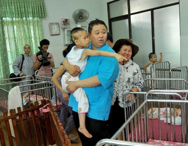 2- minh beo cung me tham va tang qua cho caca em TT tre mo coi q ngu Hanh son.jpg