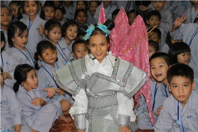 Sôi động mùa hè với Gieo hạt từ tâm kỳ 15 ảnh 1 1 tu sinh nhf ==ng vai h_ng hai nhi ch_p h_nh l²u ni_m c·ng cßc b_n tu sinh.jpg