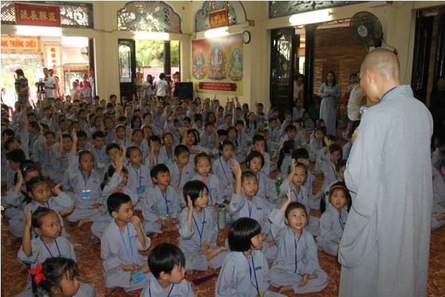 Sôi động mùa hè với Gieo hạt từ tâm kỳ 15 ảnh 20 cßc bT =²a tay tr_ l_i cGu h_i v_ m(i tr²_ng.jpg