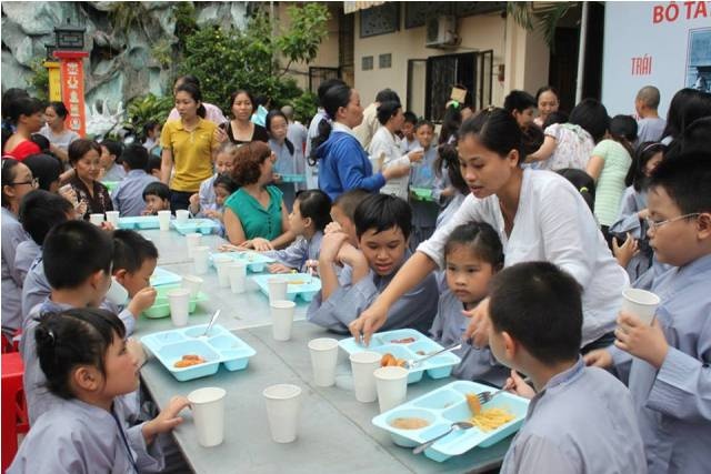 Sôi động mùa hè với Gieo hạt từ tâm kỳ 15 ảnh 22 cßc bT d·ng ti_c buffet.jpg