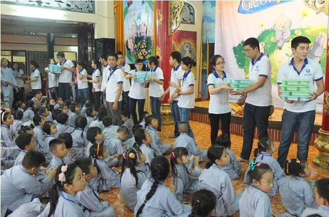 Sôi động mùa hè với Gieo hạt từ tâm kỳ 15 ảnh 27 cßc tnv truy_n cßc khay c)m phßt cho bT.jpg