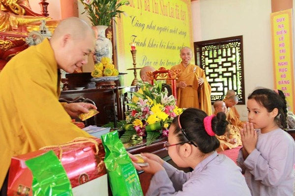 Thiếu nhi hành hương đảnh lễ Đức Pháp chủ ảnh 3 8910_442516302510756_911677007_n.jpg