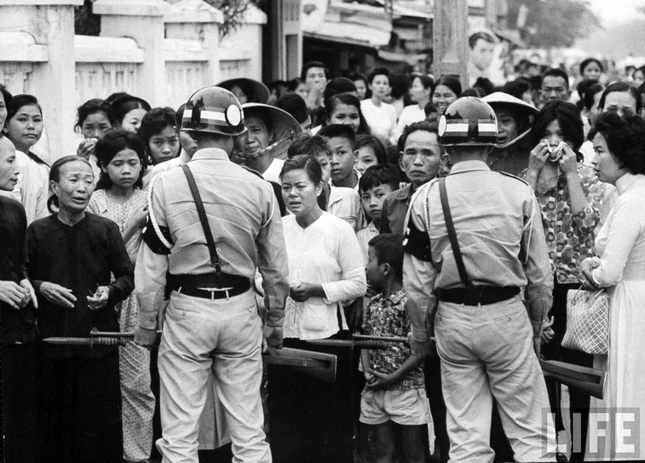 Hội thảo 50 năm phong trào Phật giáo 1963 ảnh 1 Cảnh sát ngăn chận một đám đông tại chùa Ấn Quang sau khi các nhà sư lại bị chính quyền bắt đi.jpg