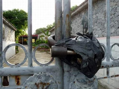 Cổng phụ của chùa bị nhóm côn đồ làng tự ý khóa lại.