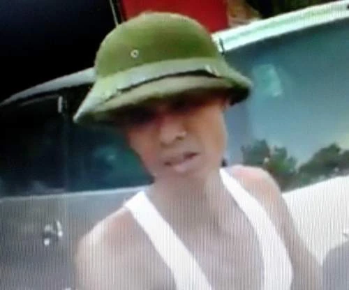 Một người tên Thiệu xông vào chùa lăng mạ nhà sư.