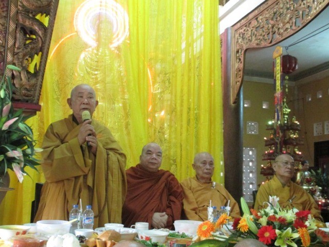 Lễ húy kỵ lần thứ 37 cố HT.Chơn Như Minh Trực ảnh 3 HT.Thfch Nh² Tfn thay m_t ch² tpng th_ nh_n c·ng d²_ng.jpg