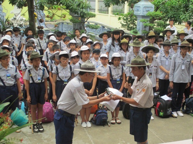 anh th_ Bß HU_nh Vpn T·ng trao c_i l_nh cho anh tr_i tr²_ng liOn tr_i 1.JPG