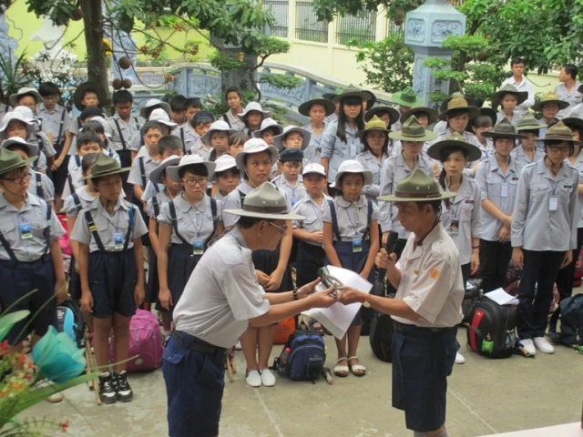 anh th_ Bß HU_nh Vpn T·ng trao c_i l_nh cho anh tr_i tr²_ng liOn tr_i 1.JPG