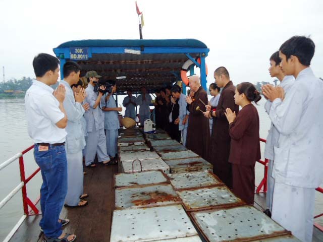 Chùa Hoằng Pháp phóng sinh cá ảnh 1 3.jpg