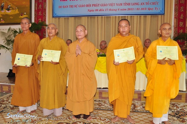 Long An: Bế giảng khóa Bồi dưỡng kiến thức trụ trì ảnh 3 2013-6-17 Le be giang khoa BDKTTT Long An-senvamco (13).JPG