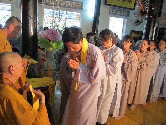 Truyền pháp y tại chùa Kỳ Viên Trung Nghĩa ảnh 1 HT trao phßp y.jpg