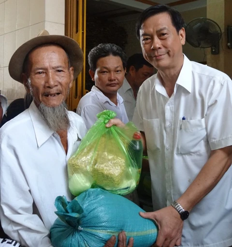 200 phần quà cho người nghèo, trẻ em mồ côi ảnh 1 H1.JPG