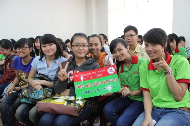 13. NIEM VUI TRUOC GIO XUAT QUAN.JPG