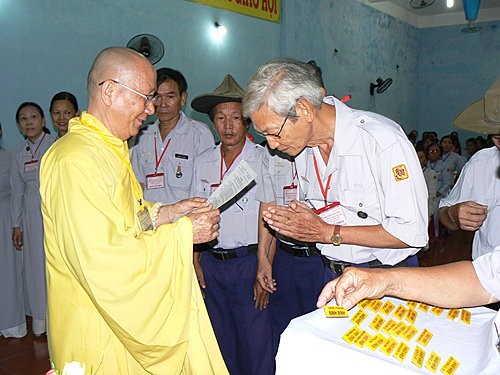 Hội nghị huynh trưởng GĐPT tỉnh Bình Định nhiệm kỳ V ảnh 3 HT.Thích Trí Giác Trao quy_t __nh cho anh Nguyên Hòa tr__ng Phân Ban.jpg