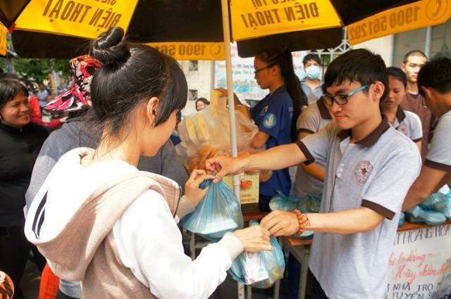 Phật giáo "tiếp sức" cơm cho thí sinh ảnh 1 tangcomchothisinh.jpg