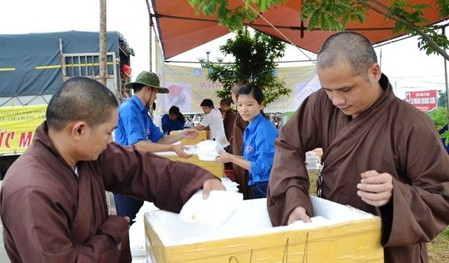 Phật giáo "tiếp sức" cơm cho thí sinh ảnh 2 thai nguyen.jpg
