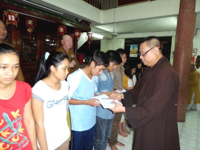 Chùa Liên Hoa tặng quà cho thí sinh ảnh 2 003008_sam_0108.jpg