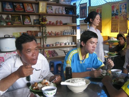 Quán chay miễn phí cho người nghèo ảnh 2 h1-9ed27.jpg