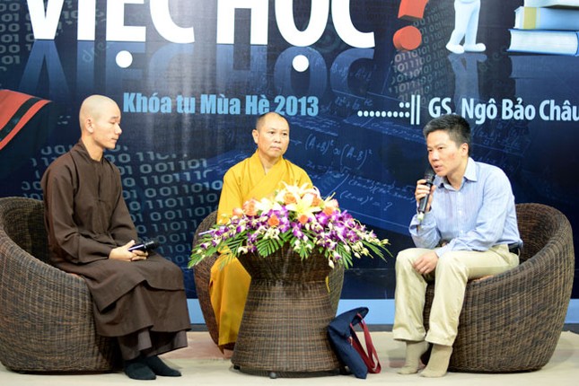 GS.Ngô Bảo Châu chia sẻ tại chùa Hoằng Pháp ảnh 9