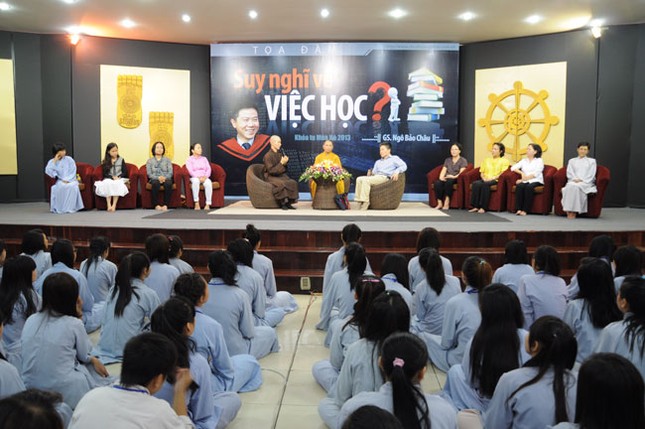 GS.Ngô Bảo Châu chia sẻ tại chùa Hoằng Pháp ảnh 10